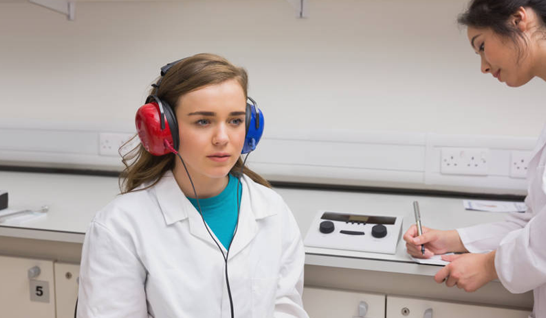 ¿Quienes se deben hacer rutinariamente exámenes de audición?