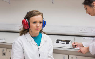 ¿Quienes se deben hacer rutinariamente exámenes de audición?